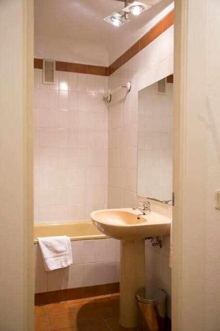 Un Elegante Piso Para Descubrir Madrid Bagian luar foto
